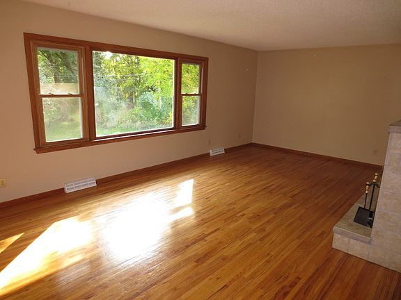 Big windows. Overlooks b'yard.