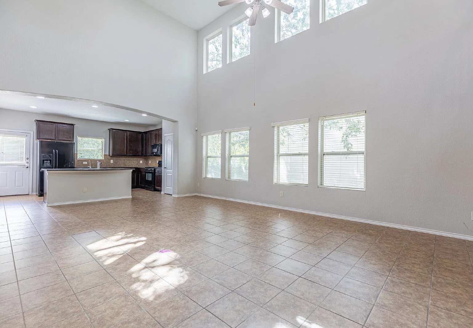 3 bed, 2.5 bath, 1950 sqft, $1,893 — Photo 3
