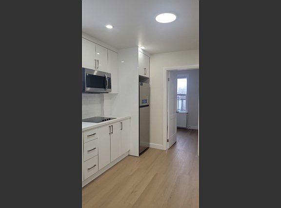 2nd image of 304 Albert St W #302