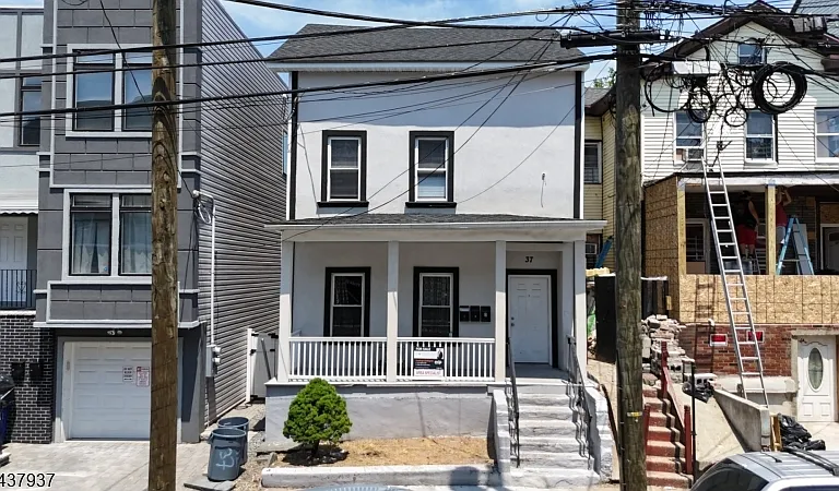 37 12th Ave — Photo 1