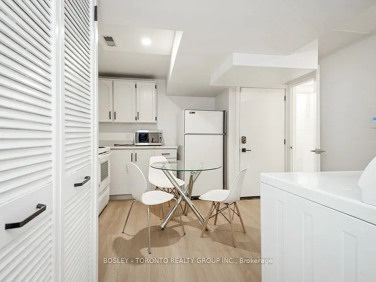146 Earlscourt Ave #LOWER — Photo 11