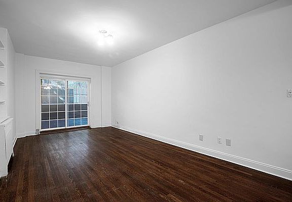 3rd image of 30 Greenwich Ave APT 1A