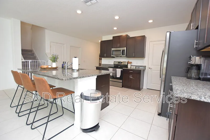 5 bed, 2.5 bath, 2896 sqft, $2,450 — Photo 4