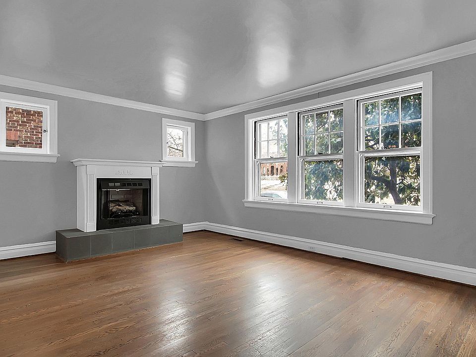 Family Room w/ Gas Fireplace Dimensions: 13' x 19'.