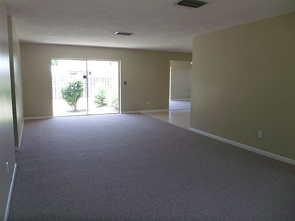 5th image of 402 Travino Ave