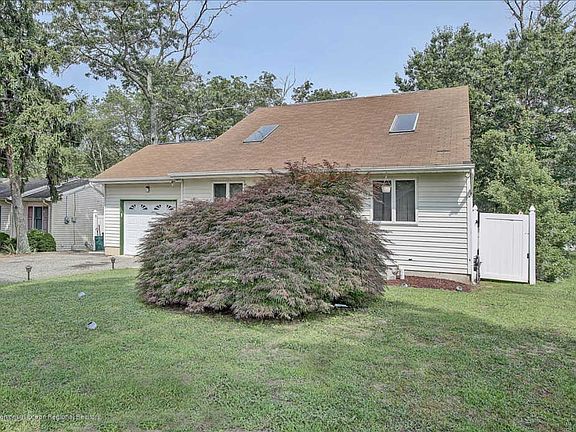 3rd image of 590 Vaughn Ave