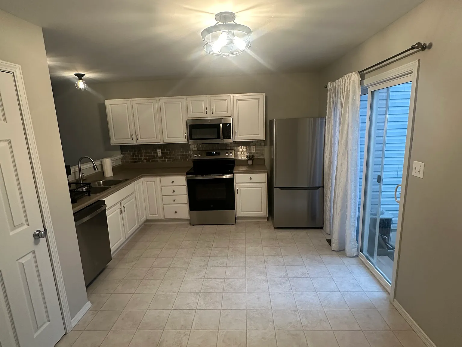 2 bed, 1.5 bath, 1040 sqft, $1,900 — Photo 4