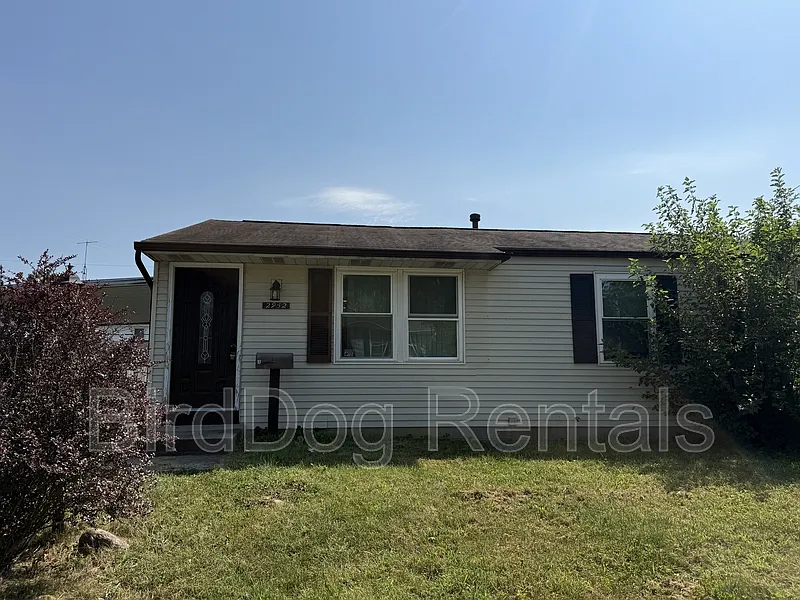 3 bed, 1.0 bath, 1700 sqft, $1,600 — Photo 2