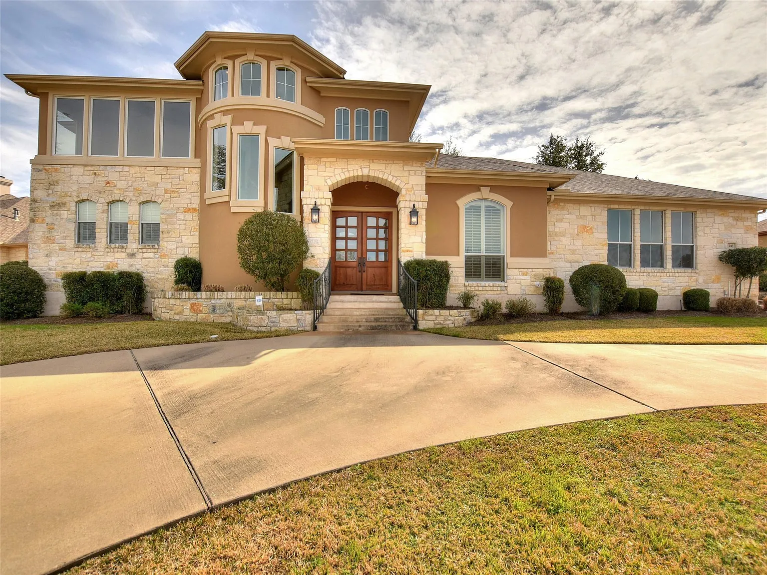 4 bed, 3.5 bath, 3100 sqft, $3,995 — Photo 2