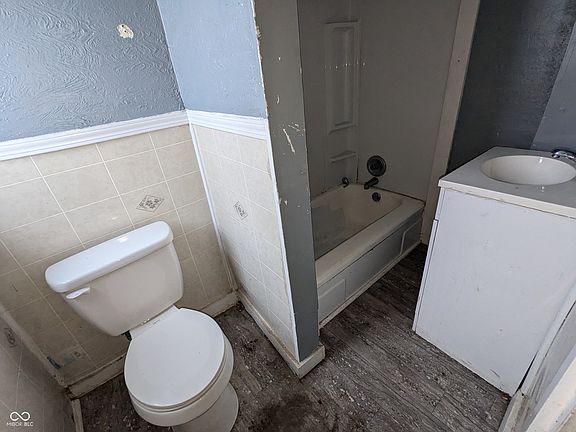 4th image of 3050 N Gladstone Ave