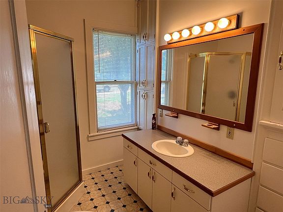 4th image of 302 N Bridge St