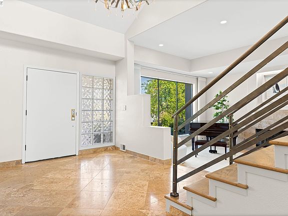 3rd image of 2338 Victoria Ct