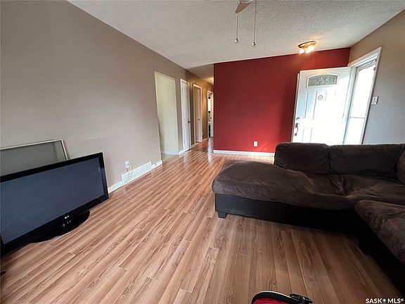 2nd image of 430 Mowat Cres