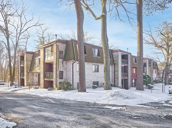 3 Greenbriar Dr APT 302, North Reading, MA 01864