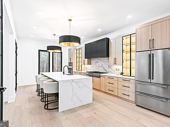 4th image of 2067 Fontainbleau Dr
