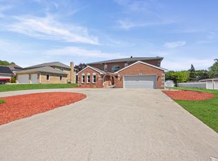 725 N 8th Ave, Addison, IL 60101