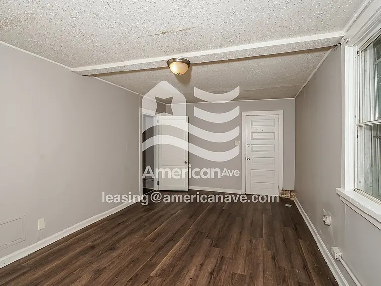 919419_012_family_room_8.jpg