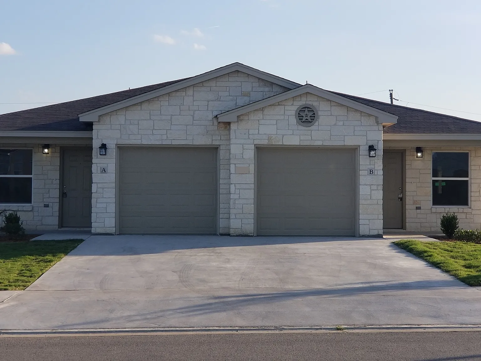 202 Lowes Boulevard - A — Photo 1
