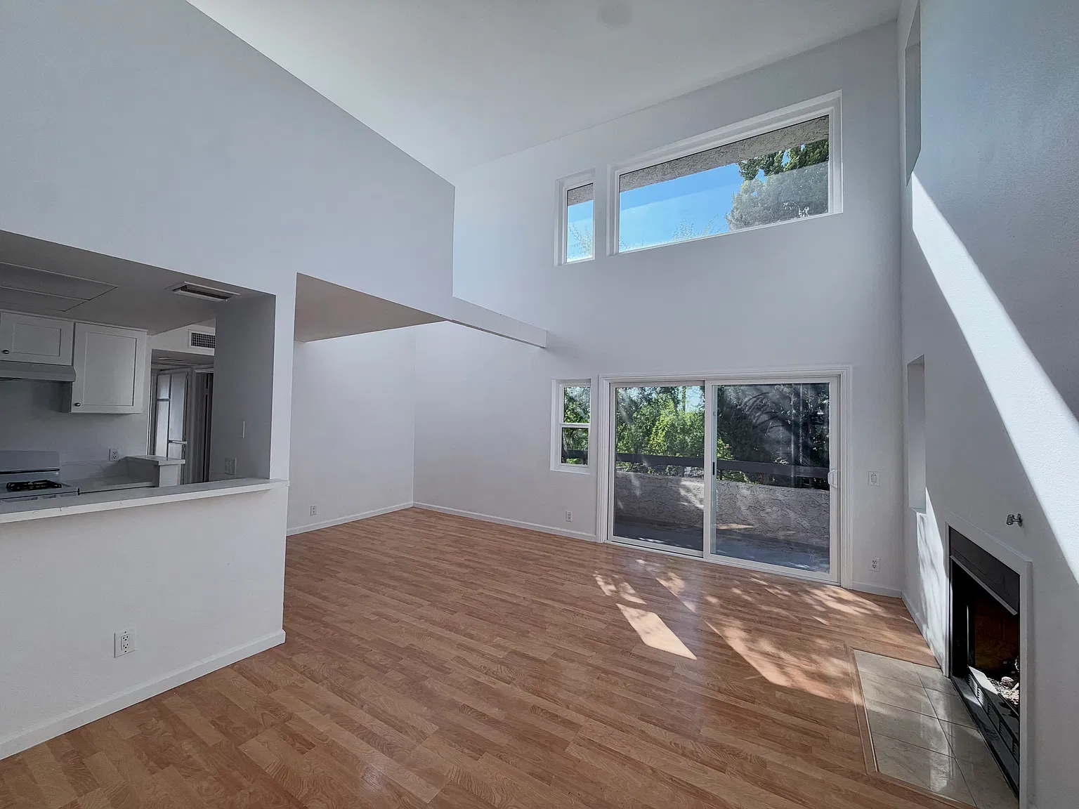 2 bed, 1004 sqft, $3,150 — Photo 3