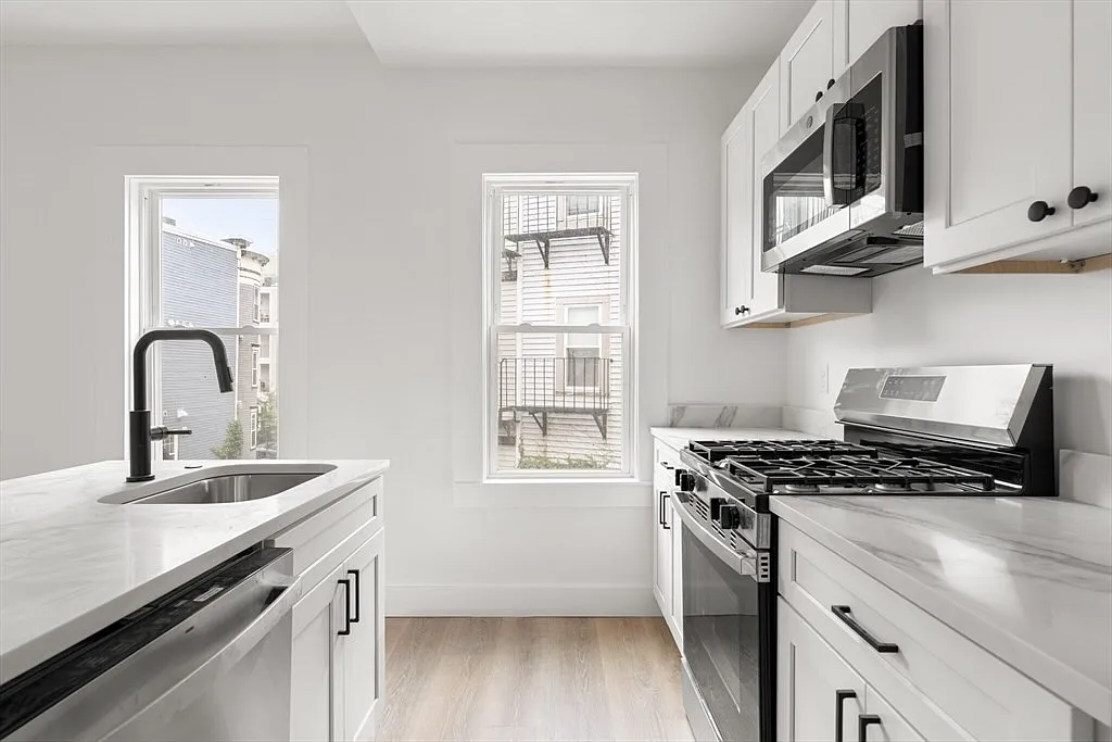 Building Photo - 467 E 3rd St #3