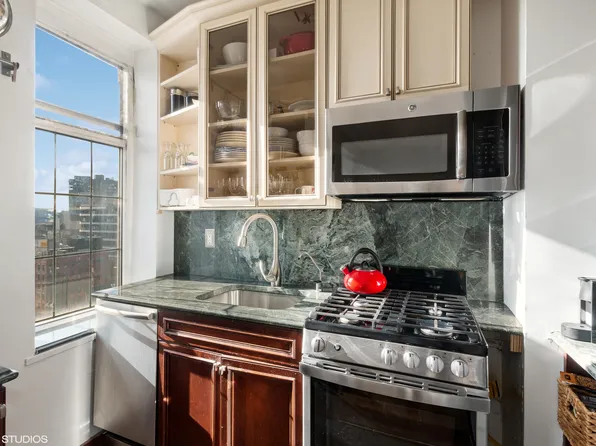 465 West 23rd Street image 2 of 12