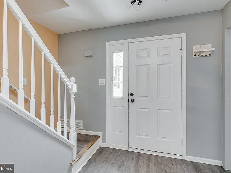 45 Stratford Ln — Photo 2