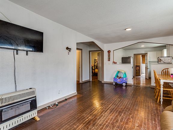 3rd image of 446 Blue Bonnet St.