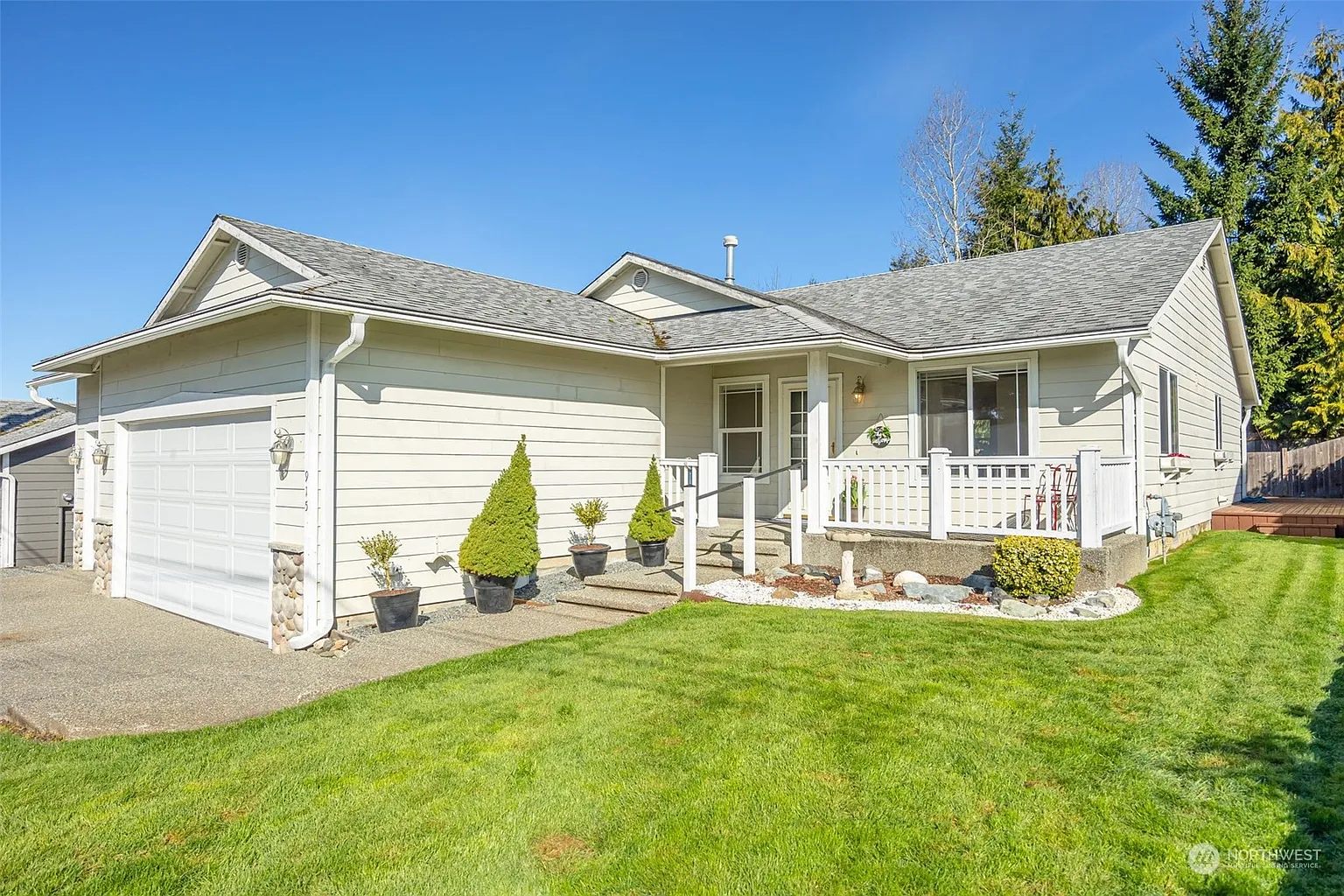 915 E Maple Street photo 1