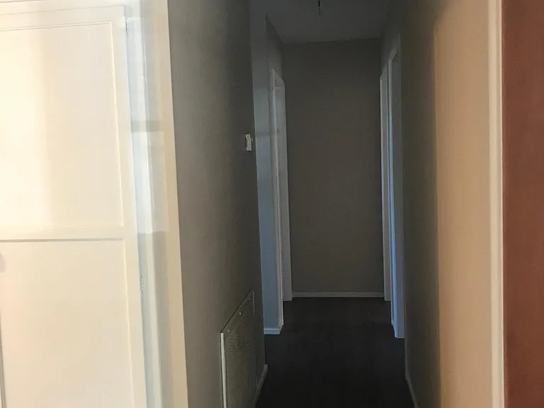 Hallway to bedrooms