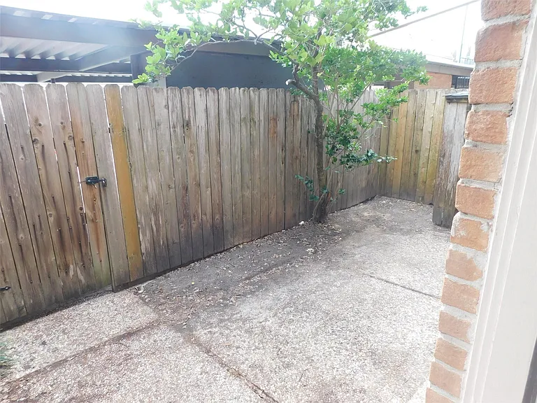 472 N Post Oak Ln — Photo 15