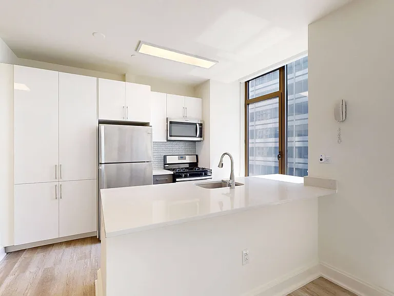 10 Hanover Square — Photo 141