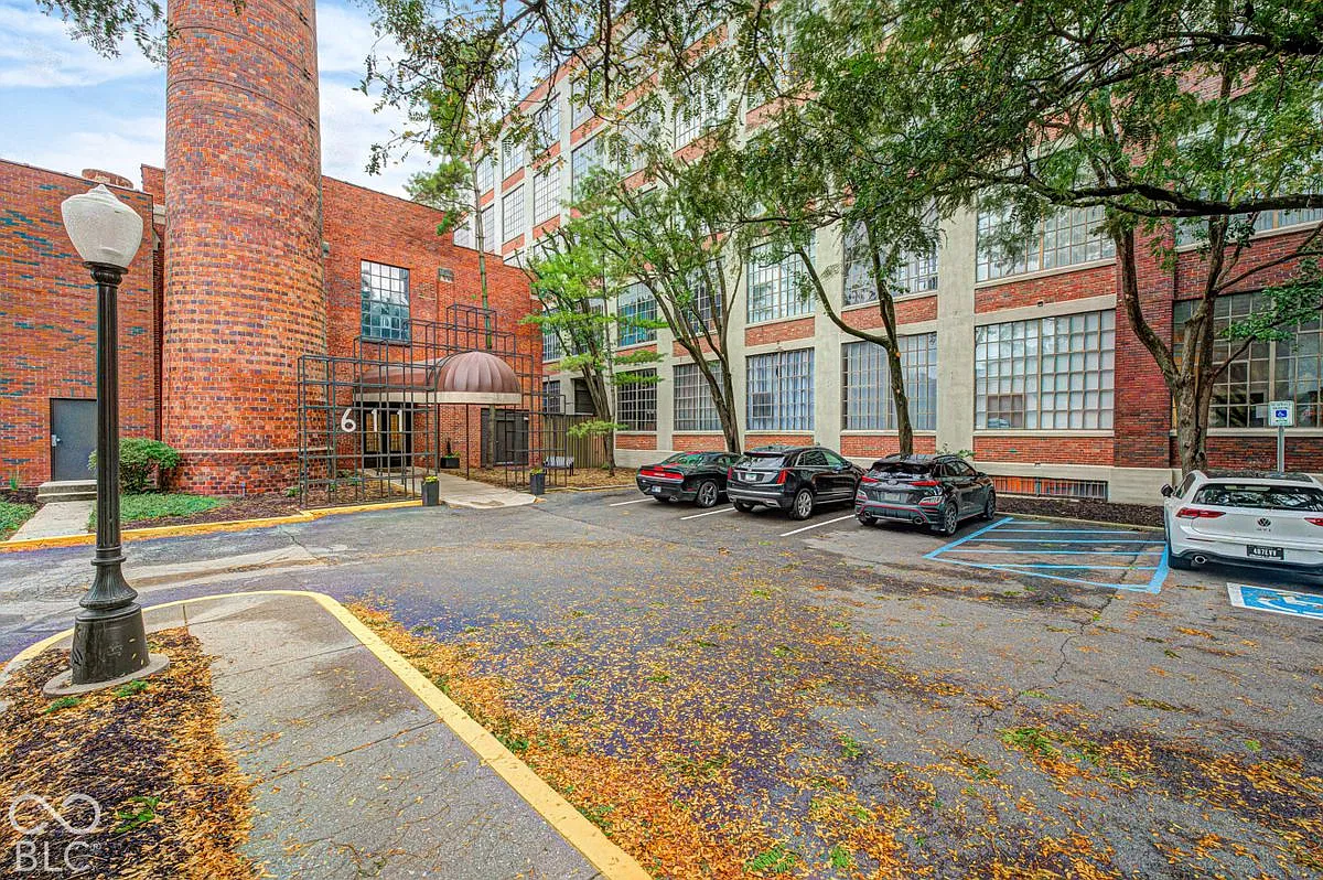 611 N Park Ave — Photo 1