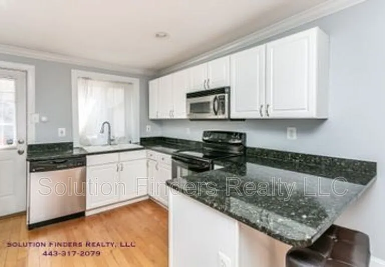3403 Hudson St — Photo 4
