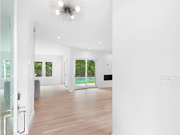 5th image of 17 Island View Dr W