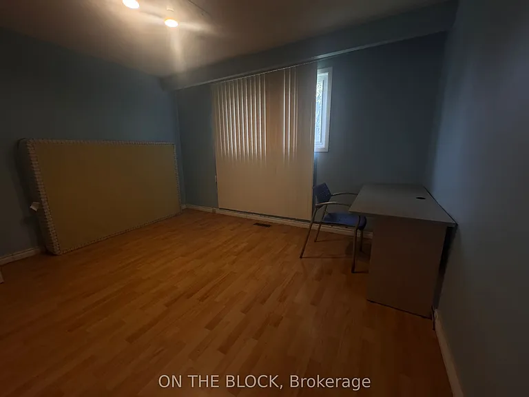 33 Harrington Cres — Photo 3