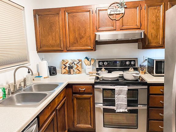 5th image of 3231 Lakeside Dr APT 205