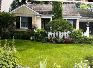 1467 N McKinley Rd, Lake Forest, IL 60045