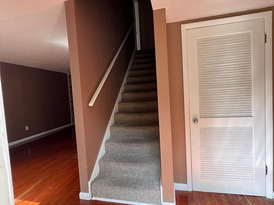 New carpeted staircse leading to upstairs.