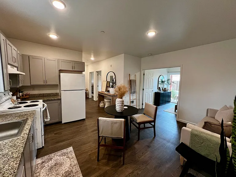 864 Pioneer St — Photo 22