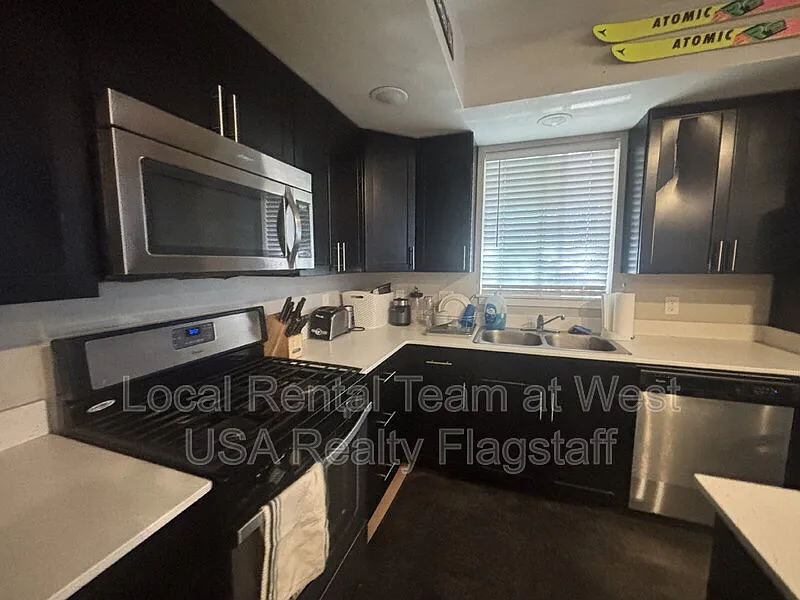 4 bed, 4.0 bath, 1709 sqft, $4,000 — Photo 2