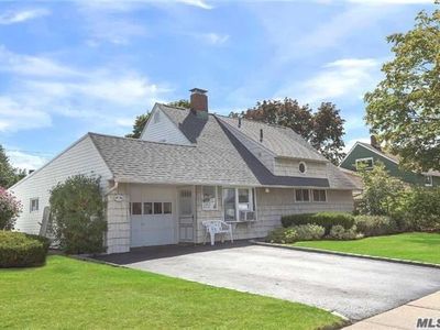 36 Swing Ln, Levittown, NY, 11756
