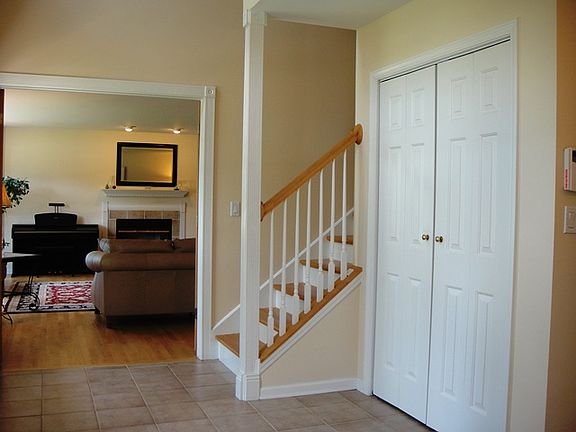 2 STORY FOYER W/TILE FLR
