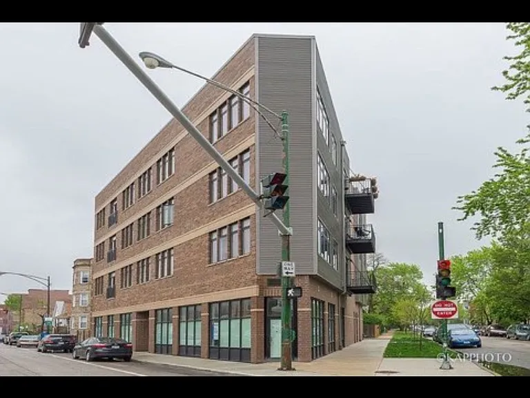 2943 N Rockwell St #202 — Photo 1