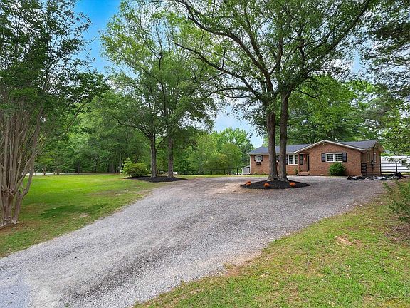 3rd image of 110 Lyons Ct