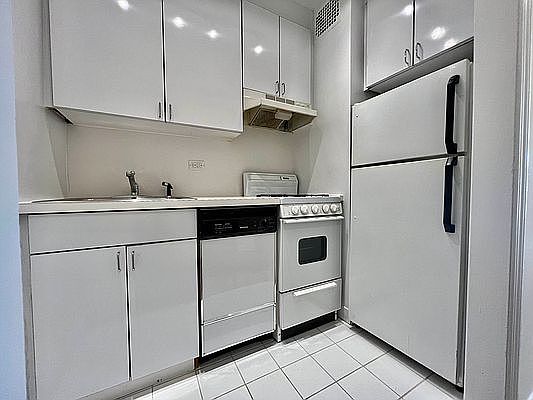 5th image of 420 E 79th St APT 15F