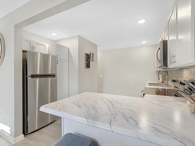 1115 Laura Dr — Photo 16