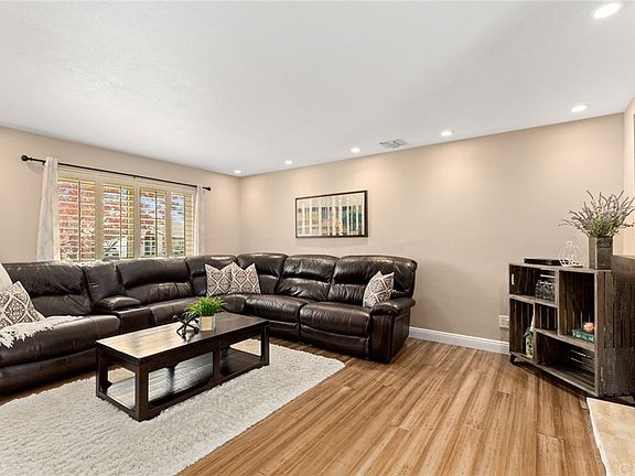 4th image of 1149 E Glendora Ave