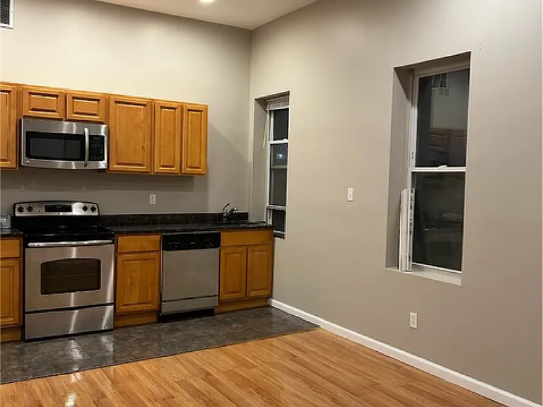 2113 E Huntingdon Street — Photo 2