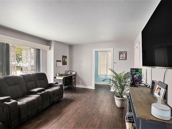 5th image of 216 W Woodrow St