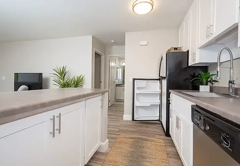 Ellinwood Apartments — Photo 13